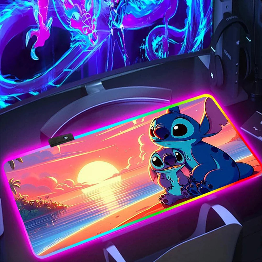 Tapete Pc - Casal de anime fofo Stitch RGB Pc Gamer Teclado Mouse Pad Mousepad LED Brilhante Mouse Mats Rubber Gaming Computer Mausepad